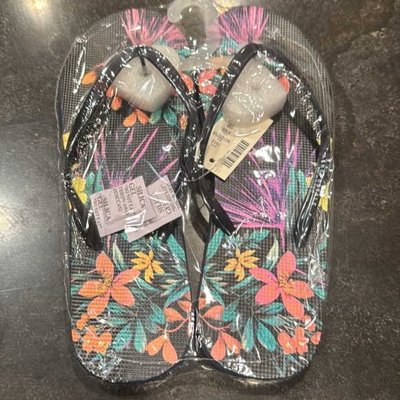 Aeropsotale Tropical Palms & Tropical Flowers Flip Flops Bundle - Picture 5 of 7